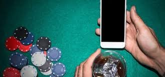 Giao diện nền tảng vn78 hiển thị sportsbook và casino trực tuyến trên điện thoại